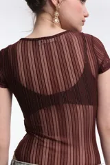 Body rosado de lycra acanalada, con mangas cortas y cuello redondo.