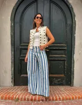 Jean estilo wide leg con diseño rayado en color celeste y blanco, de tiro alto y corte ancho en las piernas.