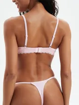 Tanga rosada con detalle de encaje en los bordes.