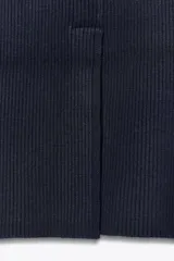 Falda midi de punto acanalado, color azul marino, de corte recto y cintura elástica.