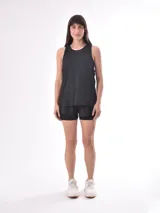 Musculosa deportiva negra de poliéster con cuello redondo y sisas amplias.