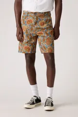 Bermuda de corte recto con estampado floral en tonos celeste, naranja y marrón.