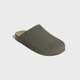 Zueco Adidas Adimule de diseño minimalista, confeccionado en ante color verde oliva con suela de corcho y base de goma.