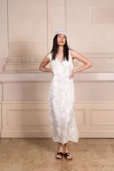 Vestido largo de seda color amarillo con estampado batik en tonos verde oliva y blanco. Escote en V con ribete de punto fino en cuello y mangas. Talle único.