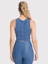 Musculosa corta azul de tejido acanalado, con cuello redondo y logo bordado en el pecho.