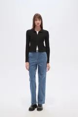 Saco de tejido de punto acanalado, color negro, con cuello tipo camisa y cierre frontal completo. De corte ajustado al cuerpo y manga larga.