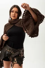 Bolero de punto artesanal en lana merino color marrón, con diseño de cuello alto y mangas amplias con terminaciones caladas.