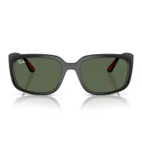 Lentes de sol Ray-Ban modelo RB 4443M, con armazón negro de acetato, cristales oscuros y detalles en color rojo en el interior de las patillas.