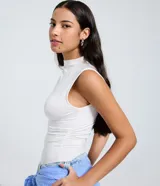 Blusa sin mangas blanca de cuello alto, confeccionada en jersey, con diseño ajustado y fruncidos o drapeados en los laterales.