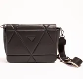 Bandolera negra de cuero sintético con diseño geométrico acolchado y correa de tela regulable.