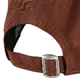 Gorra de béisbol marrón con logo de los New York Yankees bordado en el frente y logo de New Era bordado en el lateral.