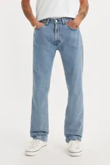 Jean Levi's 505 Regular Fit, color celeste claro, de pierna recta y tiro alto. Confeccionado en denim 100% algodón sin elasticidad, cuenta con cierre de cremallera y diseño de cinco bolsillos.