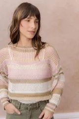 Buzo tejido de punto calado con rayas horizontales multicolor en tonos azul, amarillo, celeste y blanco, con escote bote, mangas largas y hombros caídos. Incluye top básico al tono.