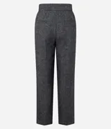Pantalón de vestir gris con textura tweed, de corte recto, cintura alta con pliegues delanteros y bolsillos laterales.