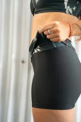 Short de lycra tiro alto con estampado de palmeras. La cintura se puede usar doblada para un tiro más bajo.