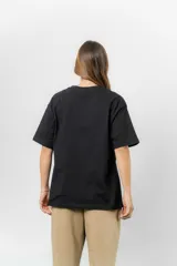 Remerón de algodón color beige, con diseño oversize, cuello redondo, mangas cortas amplias y hombros caídos.