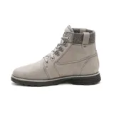 Bota de cuero color gris claro, con cordones y suela de goma negra. Cuenta con tecnología impermeable y logo de la marca en el lateral.