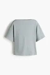 Remera celeste de algodón, de corte holgado, con escote bote y mangas cortas.