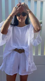 Short de lino color rojo, con cintura elástica y cinturón de rafia con hebilla circular.