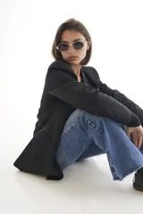 Lentes de sol con armazón metálico plateado y diseño hexagonal. Cuentan con protección UV400 y patillas con el logo de la marca grabado.