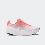 Championes de running New Balance Fresh Foam X 1080v14, con capellada en degradé de coral/rosado a blanco y logo 'N' plateado. Poseen una suela gruesa blanca con tecnología Fresh Foam X y detalles en negro en la suela exterior.