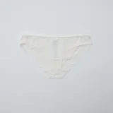 Pack de tres braguitas de algodón con detalles de encaje en los bordes. Incluye una braguita gris oscuro, una blanca y una lila.