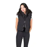 Campera multifunción modular color negro, con diseño matelaseado y capucha desmontable. Su sistema de cierres permite transformarla en cuatro versiones: campera larga, campera corta, chaleco largo y chaleco corto.