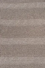 Suéter de punto con acabado metalizado, diseño de rayas horizontales, cuello bote y mangas estilo murciélago con puños ajustados.