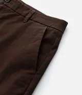 Pantalón de corte recto para hombre, color marrón, confeccionado en sarga. Cuenta con cintura con trabillas, cierre frontal tradicional y bolsillos laterales y traseros.