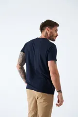Remera básica de algodón color negro, con escote en V, manga corta y logo bordado en el pecho.