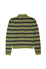 Cardigan de punto con textura suave, diseño a rayas horizontales en tonos verdes, cuello en V y cierre frontal con botones.
