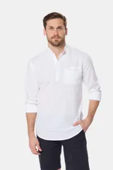 Camisa celeste de lino y algodón, de manga larga, corte slim, con cuello mao, medio abotonada y bolsillo en el pecho.