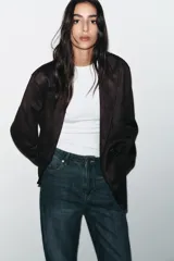 Blazer cruzado de mujer color marrón oscuro, con cuello solapa, manga larga y bolsillos delanteros con solapa.