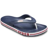 Ojotas Crocs Bayaband Flip de color azul marino, con tiras de dedo y suela con banda lateral blanca y roja con la inscripción de la marca en relieve.