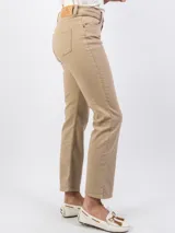 Pantalón recto color beige, de tiro medio.