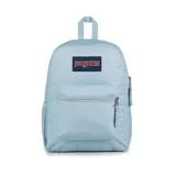 Mochila JanSport celeste con logo rectangular en azul marino y rojo. Tiene un compartimento principal grande, un bolsillo lateral para botella de agua, un bolsillo frontal con cremallera, tirantes acolchados y panel trasero acolchado.
