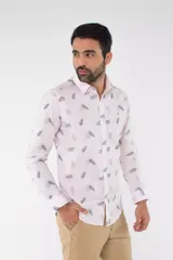 Camisa de manga larga con corte slim fit, color blanco con estampado de hojas pequeñas en tonos grises y azules. Presenta cuello clásico, cierre frontal con botones y logo bordado en el pecho.