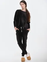 Pantalón de dormir tipo jogging confeccionado en plush acanalado de tacto suave. Presenta cintura elastizada con cordón ajustable, bolsillos laterales y puños elastizados en los tobillos.