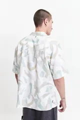 Camisa de manga corta estampada con cuello pijama.