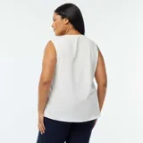 Blusa blanca sin mangas con cuello en V y borde de encaje.