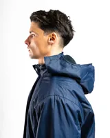 Campera de nylon color bordó con capucha y forro micropolar negro. Tiene cierre frontal, bolsillos laterales con cierre y un bolsillo vertical en el pecho con cierre.