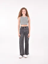 Musculosa corta a rayas horizontales blancas y verde agua, con cuello redondo y sisas anchas.