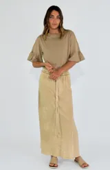 Pollera larga color beige, de corte recto y cintura elastizada con cordón ajustable.