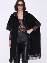 Tapado negro sin mangas con flecos en el ruedo y cierre frontal con cremallera.