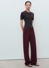 Pantalón de punto fino color bordó, de tiro medio y diseño largo con corte recto y cintura con goma elástica.