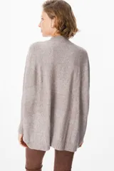 Sweater crudo de punto con cuello alto y mangas largas con puños ajustados.