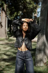 Blusa blanca de lino con mangas largas abullonadas, escote en V con lazo de ajuste frontal y detalles de puntilla en los bordes.