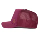 Gorra tipo trucker color bordó con panel frontal estructurado, malla trasera y visera curva con costuras decorativas. Presenta un aplique metálico con logo en el frente.