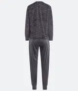 Pijama largo de plush gris con estampado de lunares blancos y corazones rojos. Incluye una blusa de manga larga con cuello redondo y un pantalón con puños ajustados.