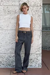 Camiseta corta de manga sisa y cuello redondo, de calce ajustado (slim fit).